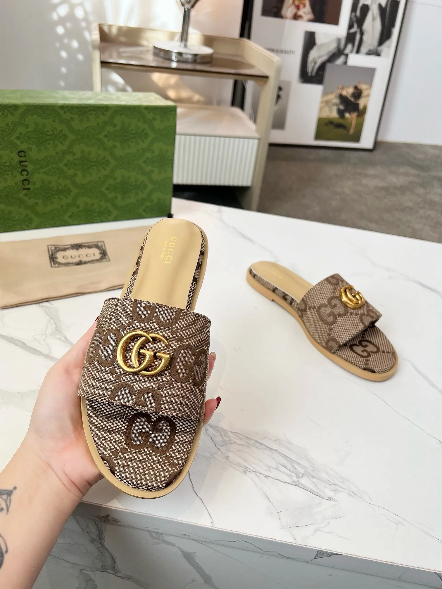 👟👟Ex-factory price 380👟👟 GUCCl 2025 spring and summer new style casual interlocking double G sandals for women. This piece is from the Gucci Lido collection, and its design is inspired by the summer style and beach clubs of the Italian coast. Archive designs from the 1970s infuse the brand with glory. Get inspired by this iconic era. The "Gucci March of Love" series continues to explore the aesthetic connotation of the brand's archived logos in a new way, while at the same time embracing the classic elegance and charm. Code Number: 35-43#